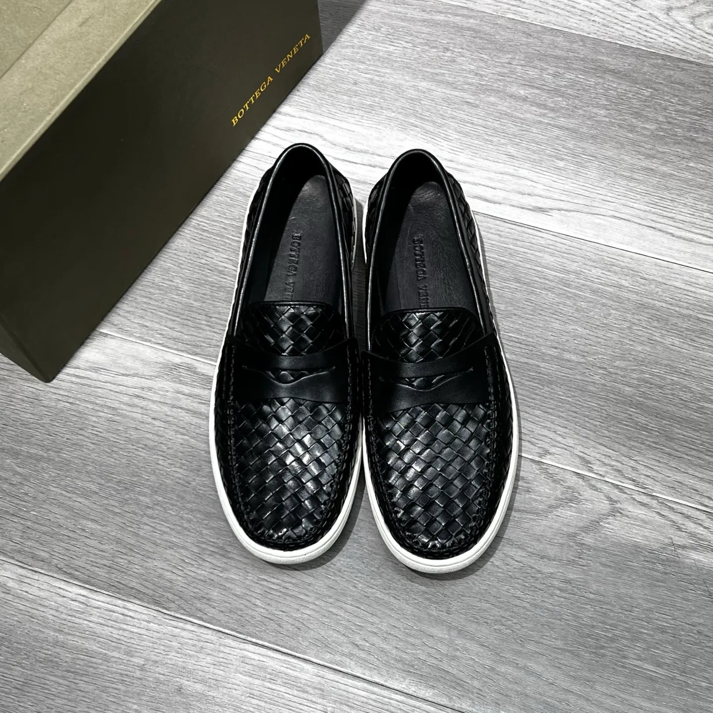 Ex-factory price 500 BV〰️Purely handmade classic men's beanie shoes👉👉driving shoes, slip-on shoes, made of imported cowhide woven from Italy, 💕water-dyed cowhide lining, 🔊original outsole, waterproof platform design, comfortable on the feet. A good choice for traveling and driving, two colors available, code number: 38-44, (45 can be customized)